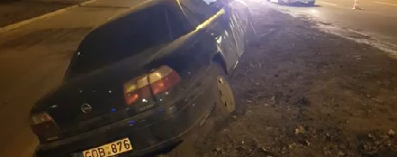 В Киеве пьяный водитель на "евробляхе" гонял пешеходов на тротуаре. Видео