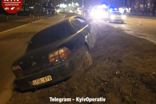 В Киеве пьяный водитель на "евробляхе" гонял пешеходов на тротуаре. Видео