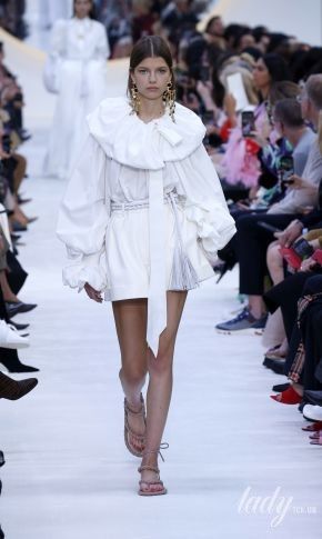Объемные рукава, тропические принты, перья и кисти в коллекции Valentino сезона весна-лето 2020