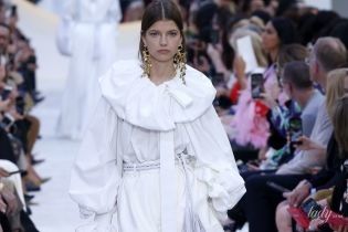 Объемные рукава, тропические принты, перья и кисти в коллекции Valentino сезона весна-лето 2020
