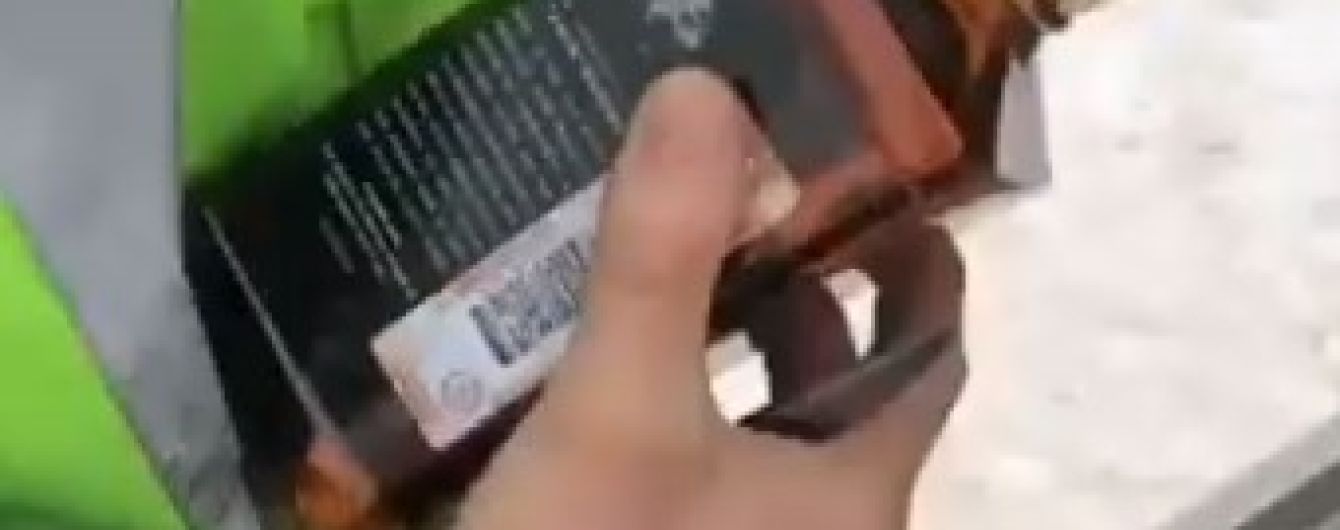 В России инспектора уволили за "порочащее честь" видео с виски и машиной