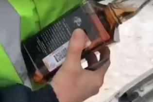 В России инспектора уволили за "порочащее честь" видео с виски и машиной