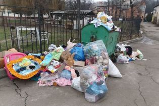 В Виннице дом ребенка выбросил на помойку принесенные волонтерами игрушки и одежду