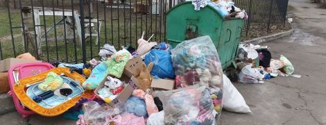 В Виннице дом ребенка выбросил на помойку принесенные волонтерами игрушки и одежду