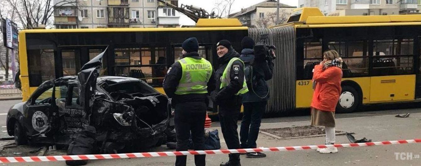 В Киеве легковушка протаранила троллейбус и остановку: есть погибший и пострадавшие