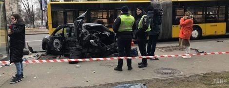 В Киеве легковушка протаранила троллейбус и остановку: есть погибший и пострадавшие