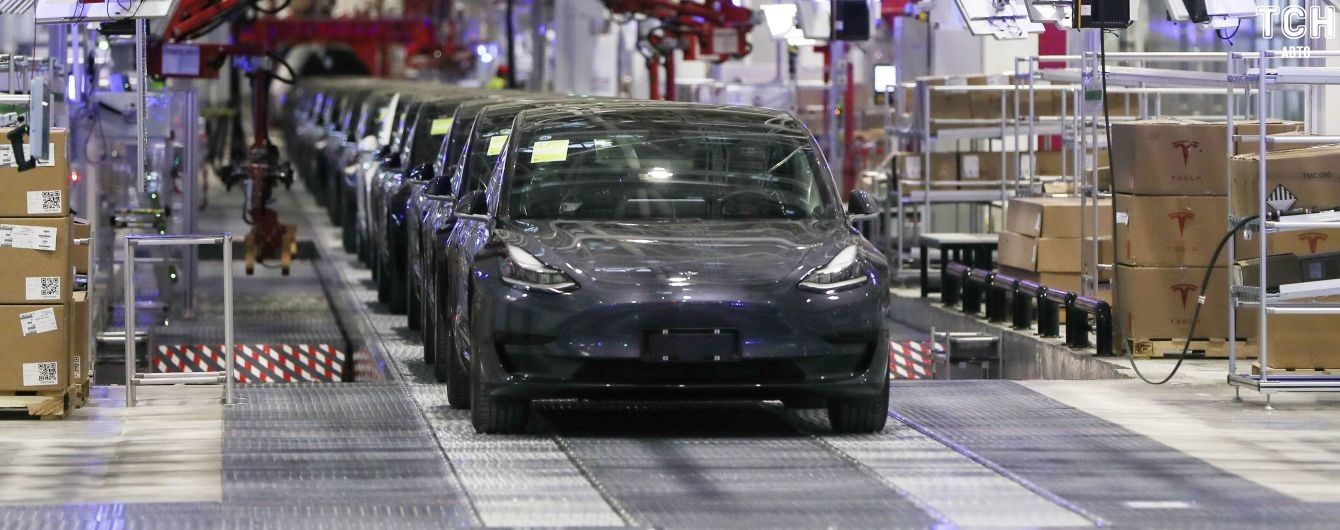 Продажі Tesla Model 3 втричі випередили найближчого конкурента. Рейтинг