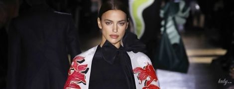Эффектная и грациозная: Ирина Шейк дефилировала по подиуму в Париже