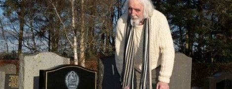 Шотландец случайно наткнулся на свою могилу на кладбище