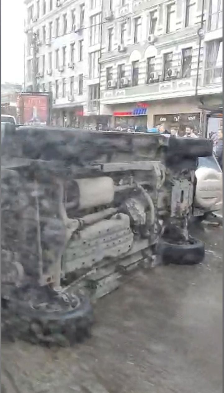 У Києві позашляховик перевернувся унаслідок потрійної аварії