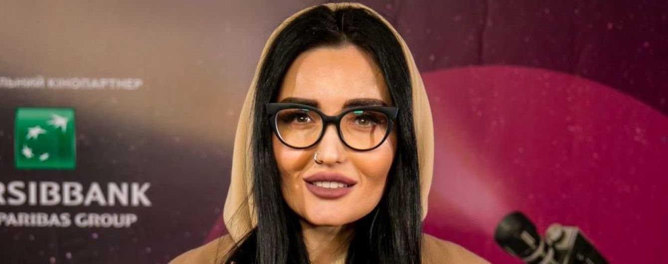 Звезды на фестивале французского кино: Добрыднева в пальто цвета кэмел, Витовская в блузке с "гусиной лапкой"