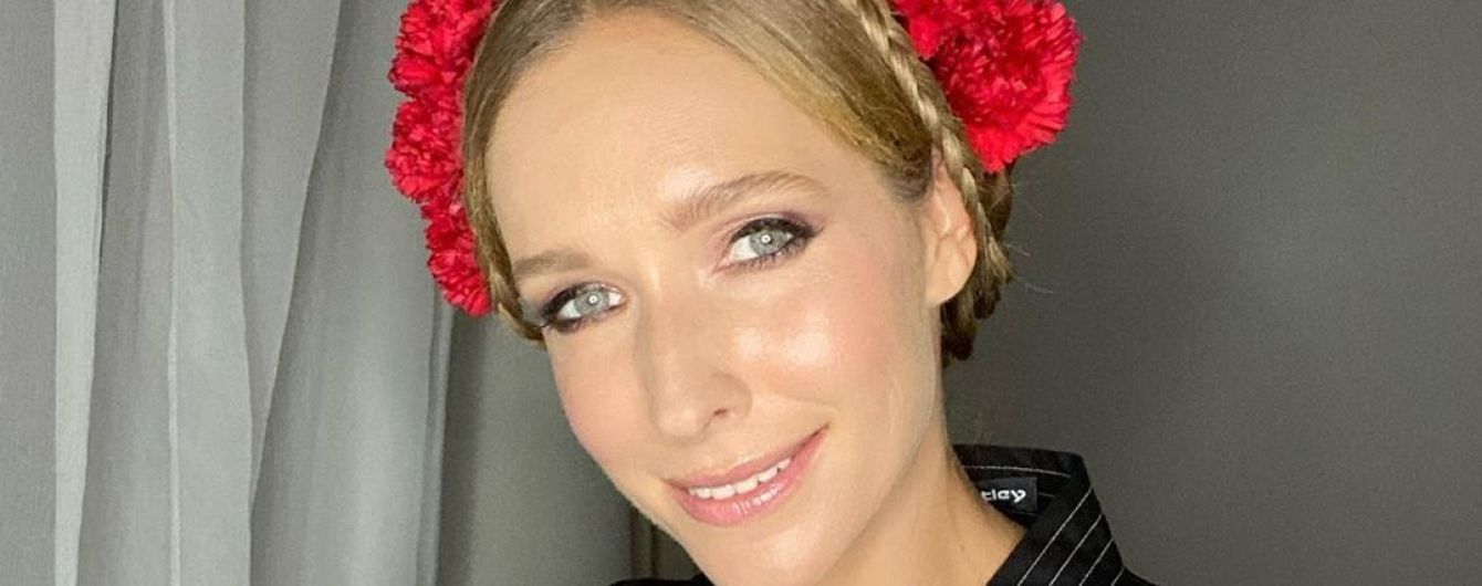 Роскошная Екатерина Осадчая в красном бархатном платье похвасталась загорелыми ножками