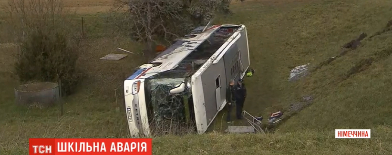 В Германии школьный автобус попал в смертельную аварию. Есть погибшие