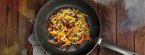 Овощи с колбасками на сковороде