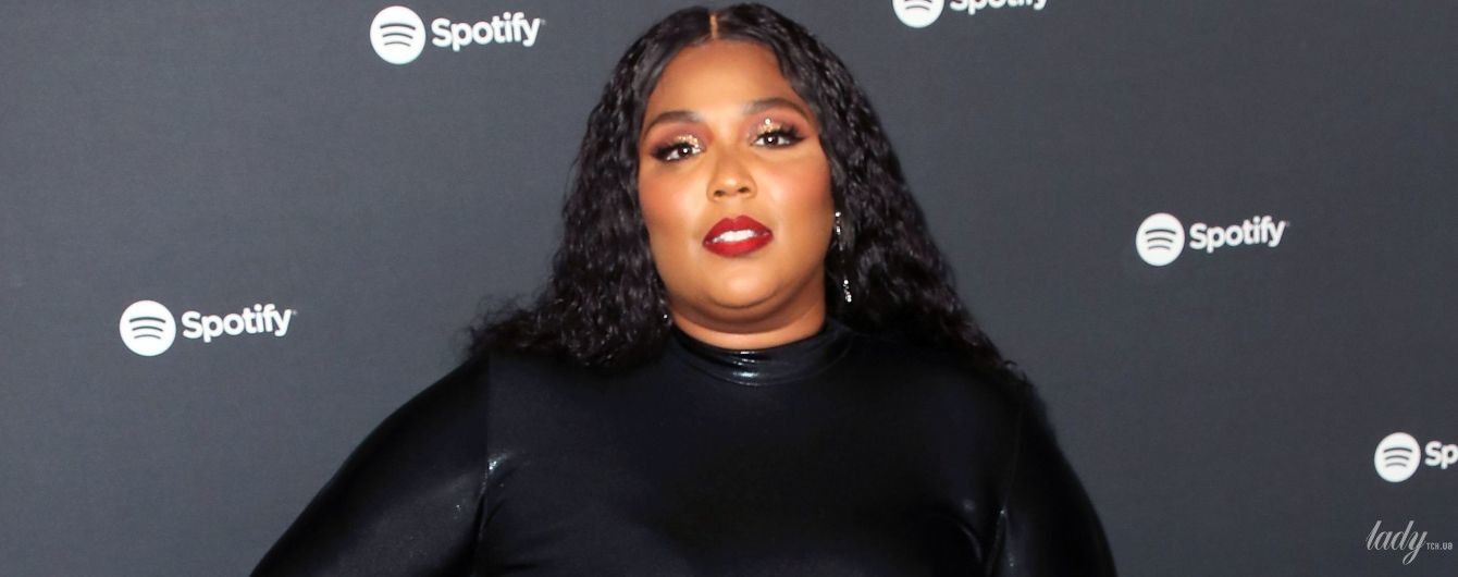 Сміливо: пишнотіла Lizzo у мінісукні з пір'ям прийшла на вечірку