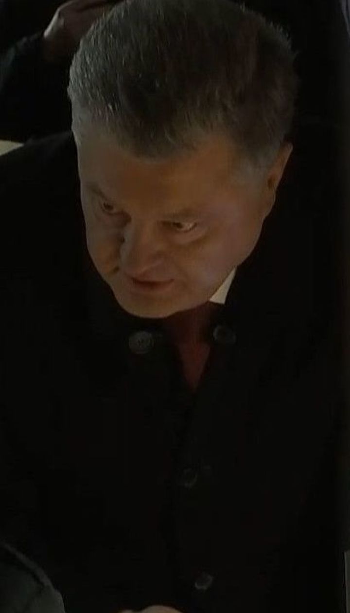 Близько трьох годин тривав допит Порошенка в ДБР