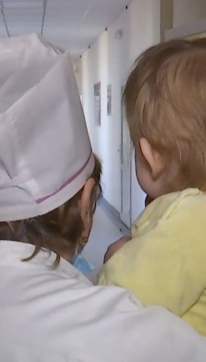 П'яні батьки на пів дня залишили свою півторарічну доньку на вулиці