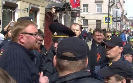 В России Милонов бросался на ЛГБТ-активистов с флагом Украины и называл "фашистами"