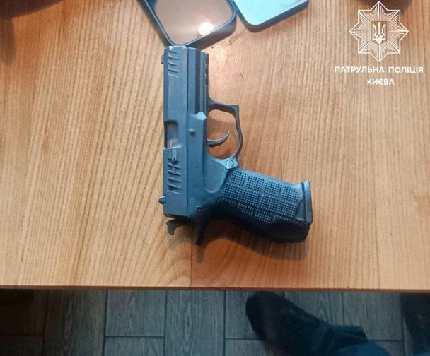 В Киеве мужчины устроили стрельбу из машины: что известно