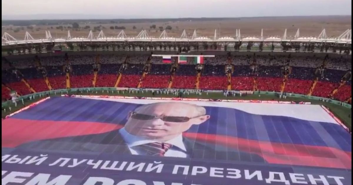 На поле стадиона выложили портрет Путина 105&times;68 м