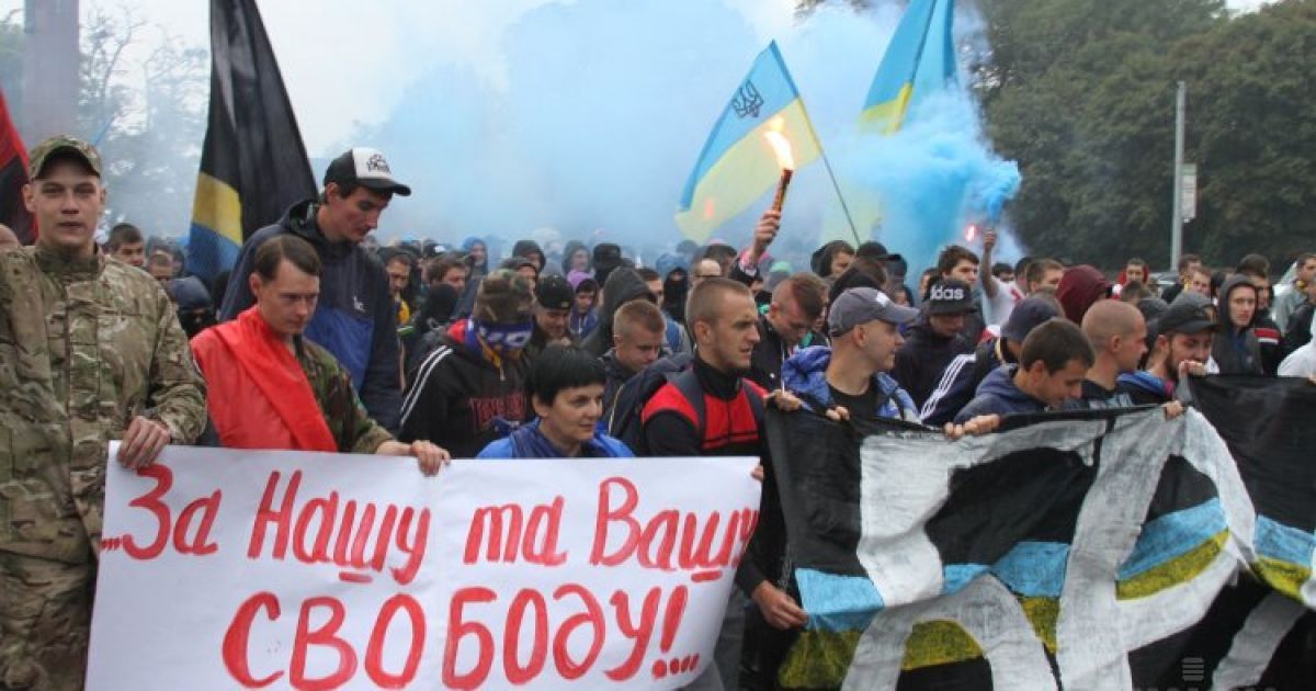 Украинские и белорусские болельщики приняли участие в совместном марше перед началом отборочного матча 7-го тура Чемпионата Евро-2016 между сборной Украины и сборной Беларуси во Львове. Сборная Украины одержала победу / © УНИАН