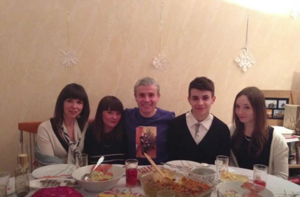 Константин Грубич с женой и тремя детьми на архивном фото