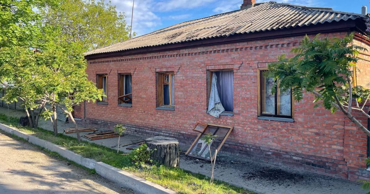 Российские оккупанты выпустили пять ракет по Ахтырке: есть раненые и разрушения (фото)