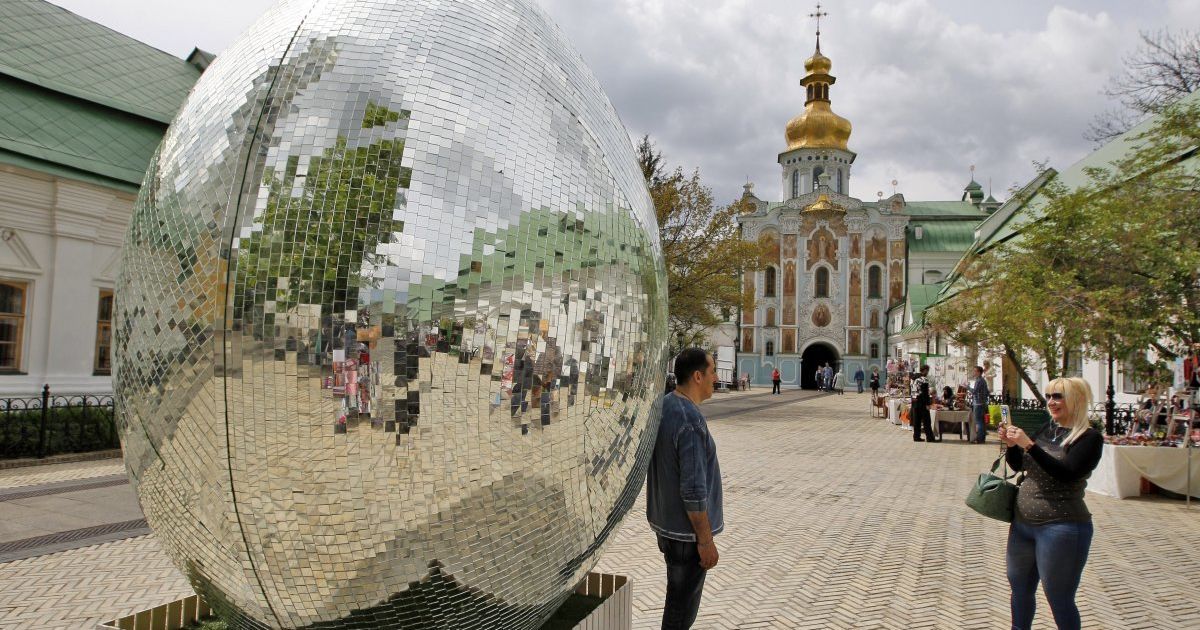 В Киеве установили огромную бриллиантовую писанку