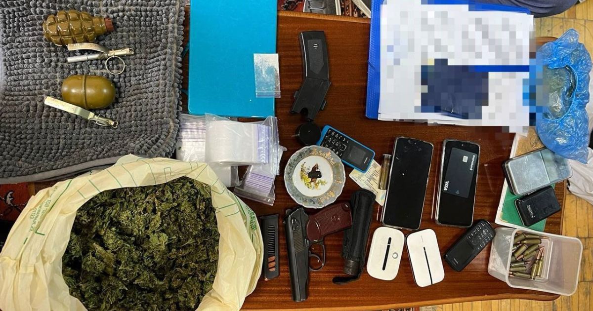 Группа лиц на территории Киева организовала сбыт поддельных долларов США и огнестрельного оружия с боеприпасами к нему