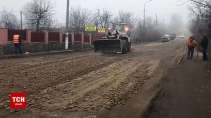 На Вінниччині дорожники засипали ями на розбитій трасі відсівом та щебенем
