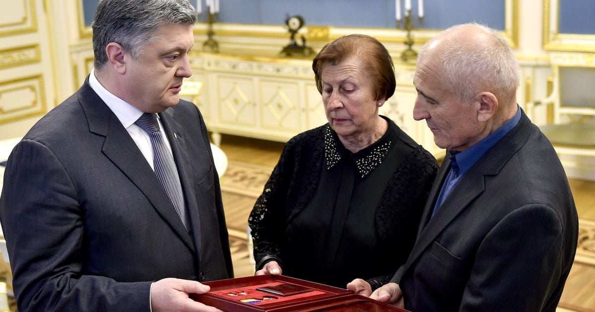 Петро Порошенко і Надія та Ярослав Сліпаки