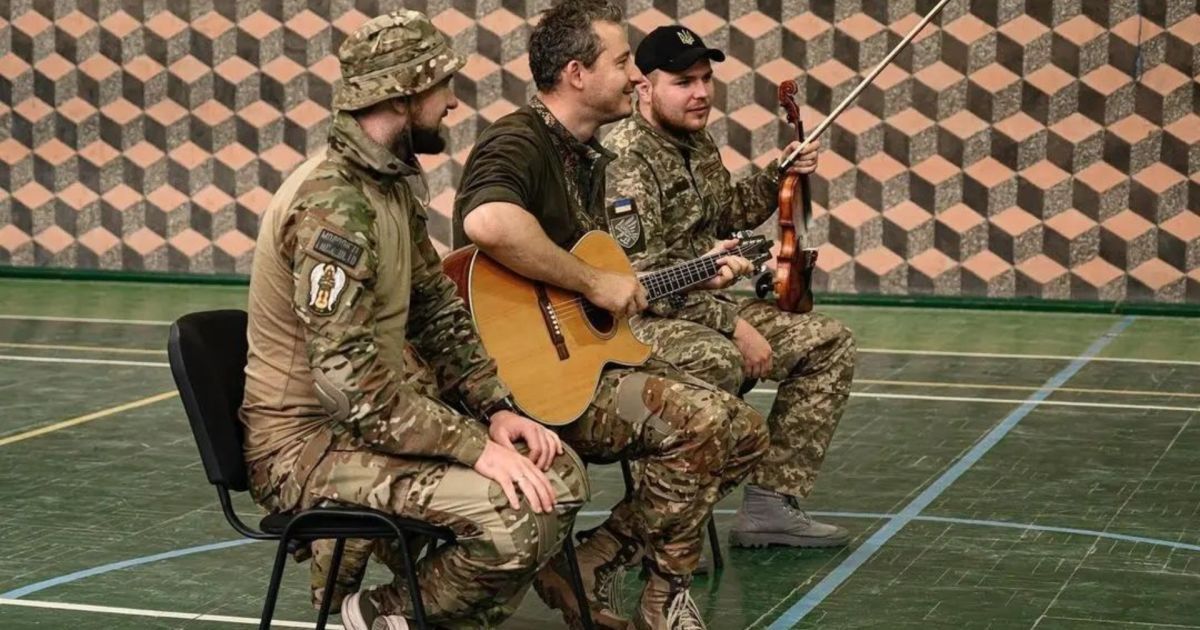 Коля Серга и Yarmak с арбузом в руках спели гимн Украины в центре освобожденного Херсона