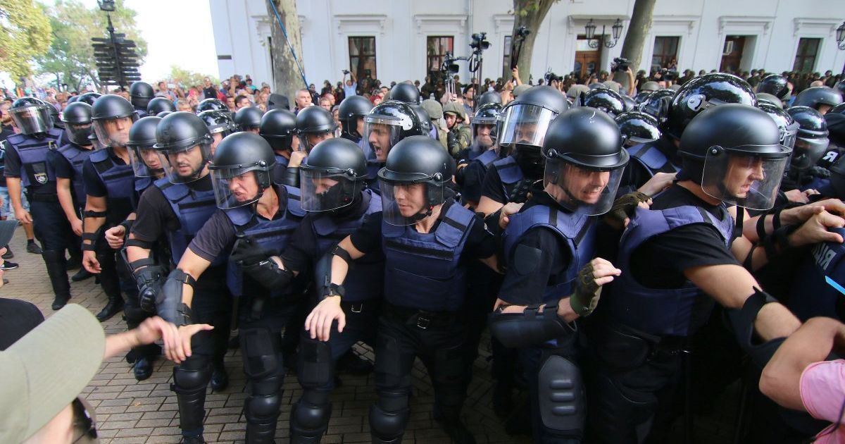 Сутички під міськрадою Одеси / © УНІАН