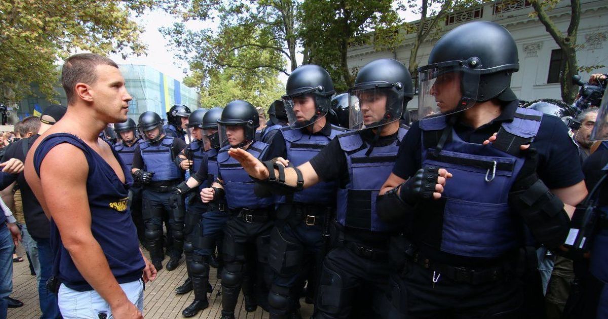 Сутички під міськрадою Одеси / © УНІАН