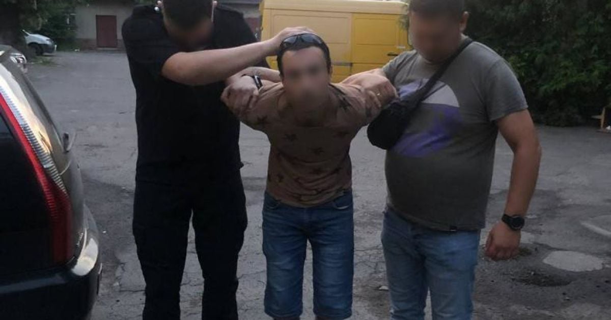 Не відповіла взаємністю: на Закарпатті чоловік порізав 27-річну дівчину та кинув її помирати в зачиненій квартирі