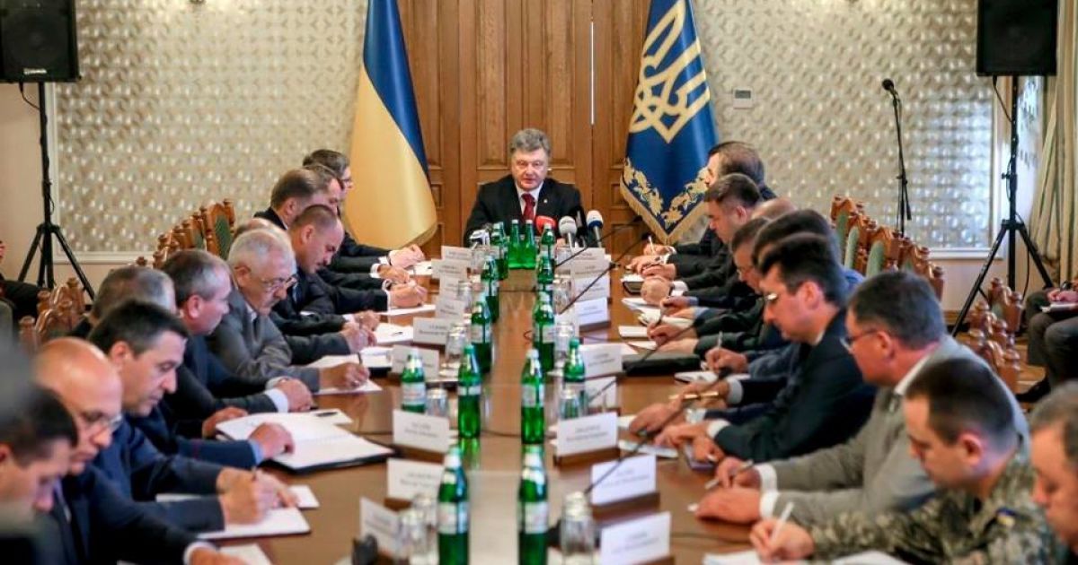 Порошенко призвал остановить поток контрабанды на границе