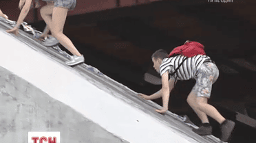 Попытка сделать селфи на Рыбацком мосту в столице стоила подростку жизни