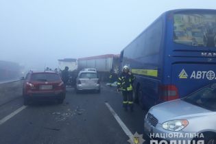 Масова ДТП на трасі "Одеса-Київ": зіткнулися легковики, вантажівки та рейсовий автобус, є загиблий