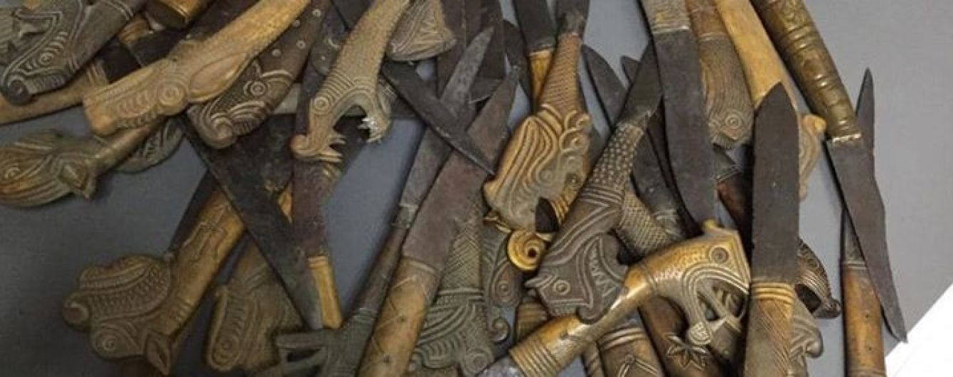 Старовинні наконечники до списів і кинжали: Митники затримали посилку до Британії