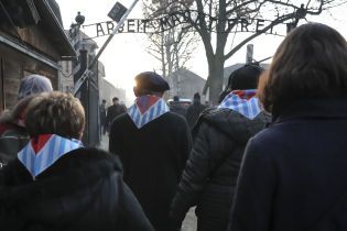 75 річниця визволення концтабору Аушвіц: до Польщі вже прилетів Зеленський, а Путін проігнорує заходи