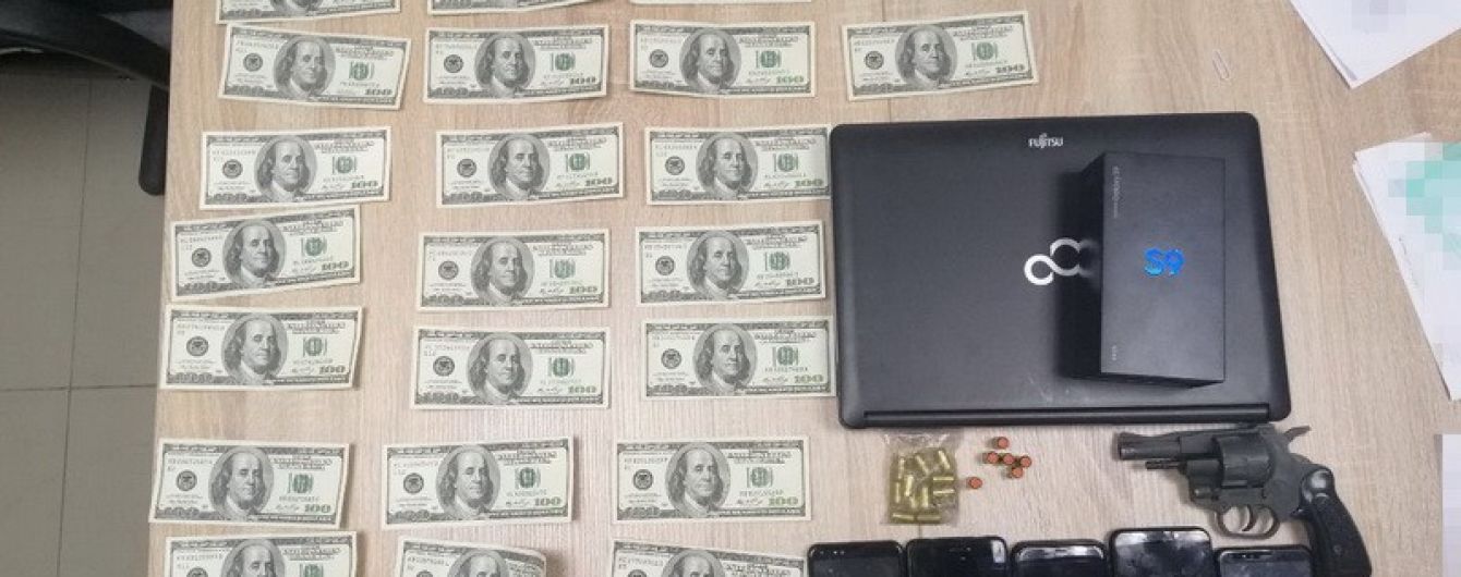 У Дніпрі приватних детективів викрили на прослуховуванні користувачів смартфонів
