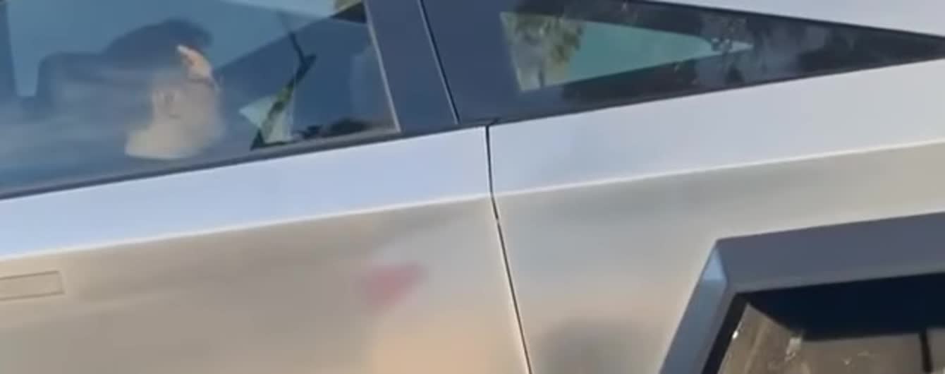Ілона Маска зняли на пікапі Tesla посеред Лос-Анджелеса. Відео