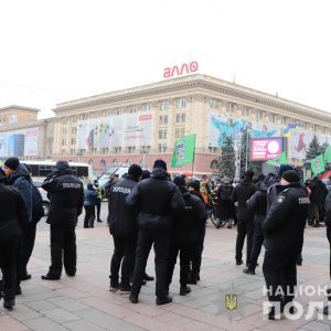 Под Харьковской ОГА активисты с дракой и газом разогнали пророссийский митинг