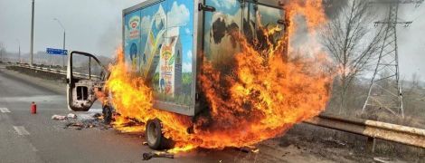 Под Киевом на мосту сгорела грузовая "Газель"