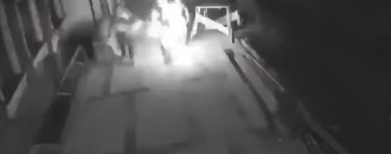 В Одесі жінка підпалила себе на вулиці. Це зняла камера відеоспостереження