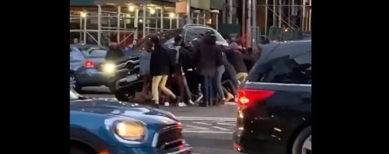 В США прохожие подняли автомобиль и спасли из-под него женщину