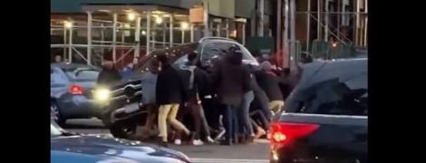 В США прохожие подняли автомобиль и спасли из-под него женщину