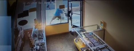 У США власник ювелірного магазину відбився соліннями від грабіжників