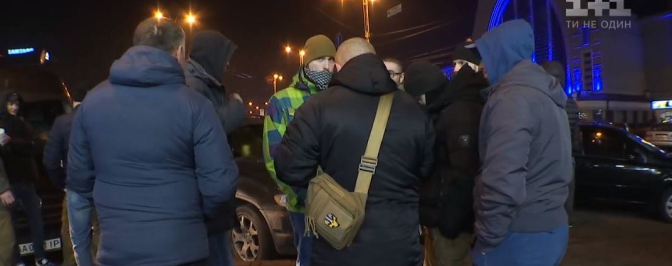 В Киеве активисты на всех въездах ждали автобус, который высадил волонтерок посреди трассы