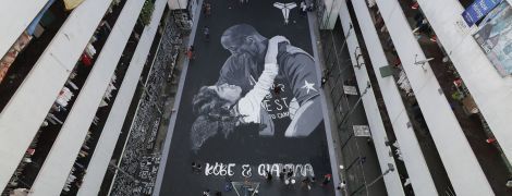 В честь погибших Коби Брайанта и его дочери появляются муралы по всему миру